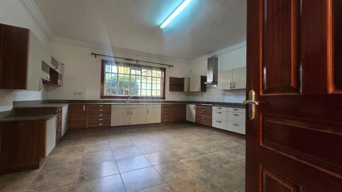 4 Bed House with En Suite in Lavington - 14