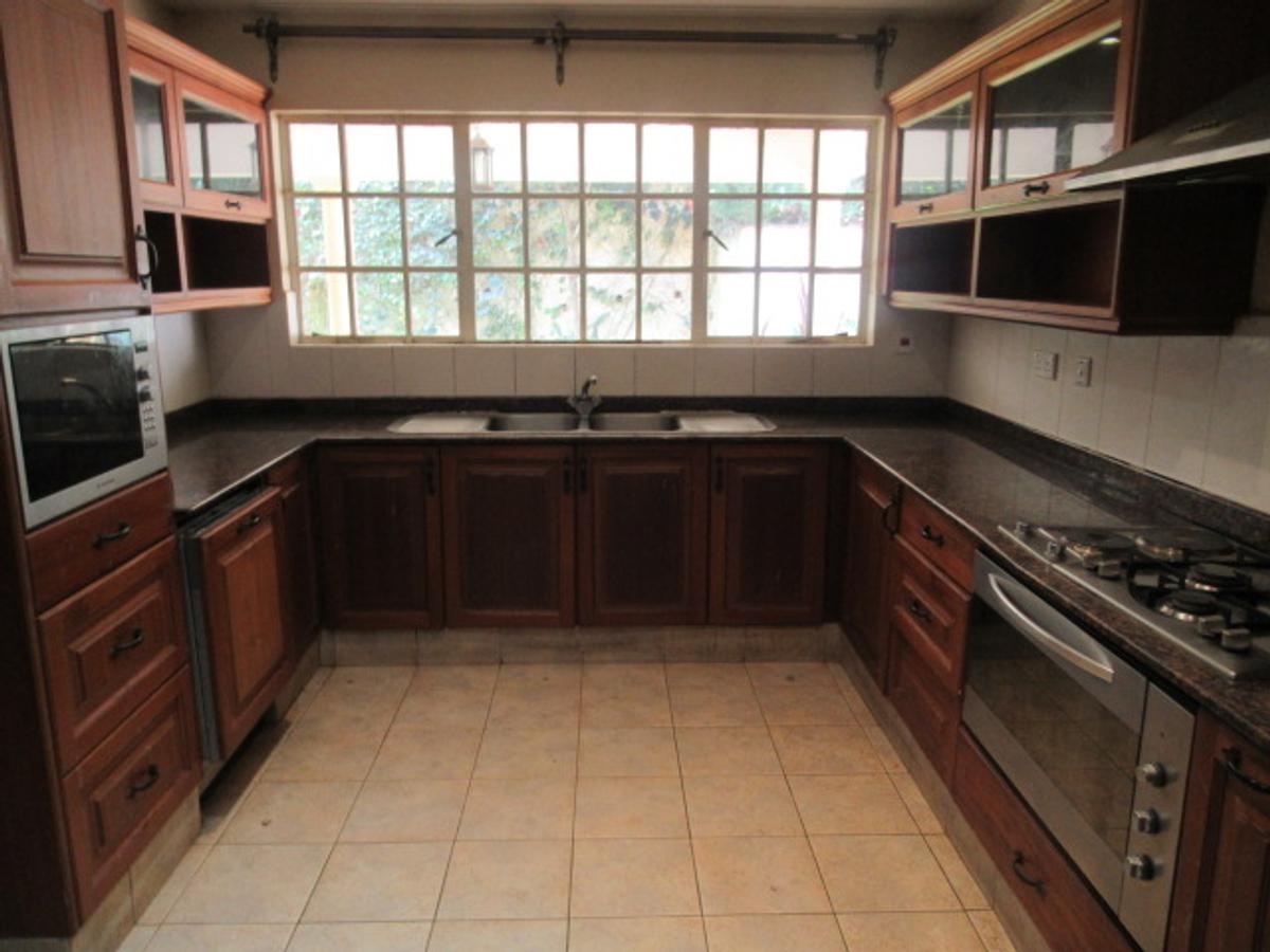 5 Bed Townhouse with En Suite at Lavington - 8