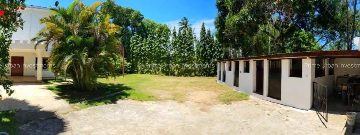 5 Bed Villa with En Suite in Kikambala - 11