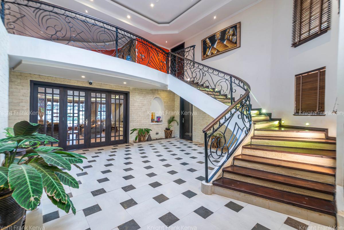 5 Bed House with En Suite in Ridgeways - 3