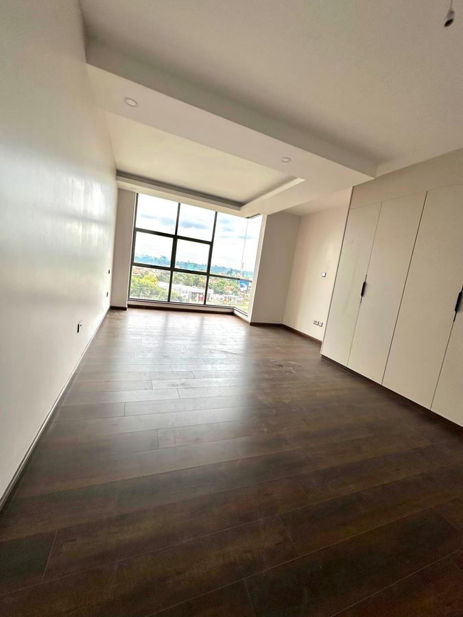 3 Bed Apartment with En Suite at Brookside - 11