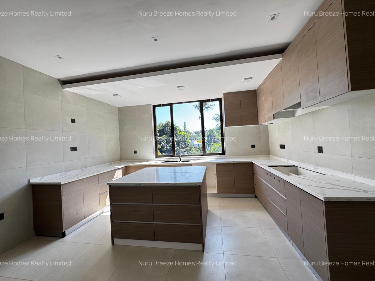 6 Bed House with En Suite in Nyari - 3