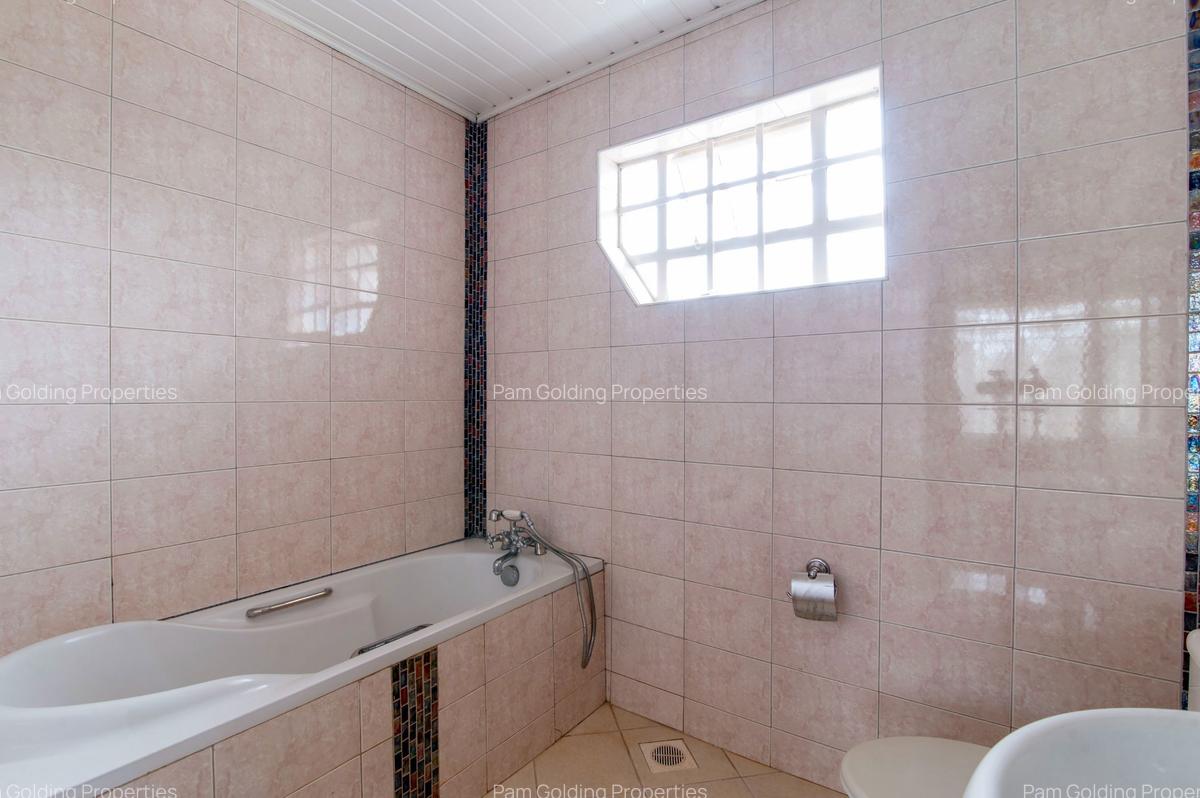 4 Bed House with En Suite in Runda - 11