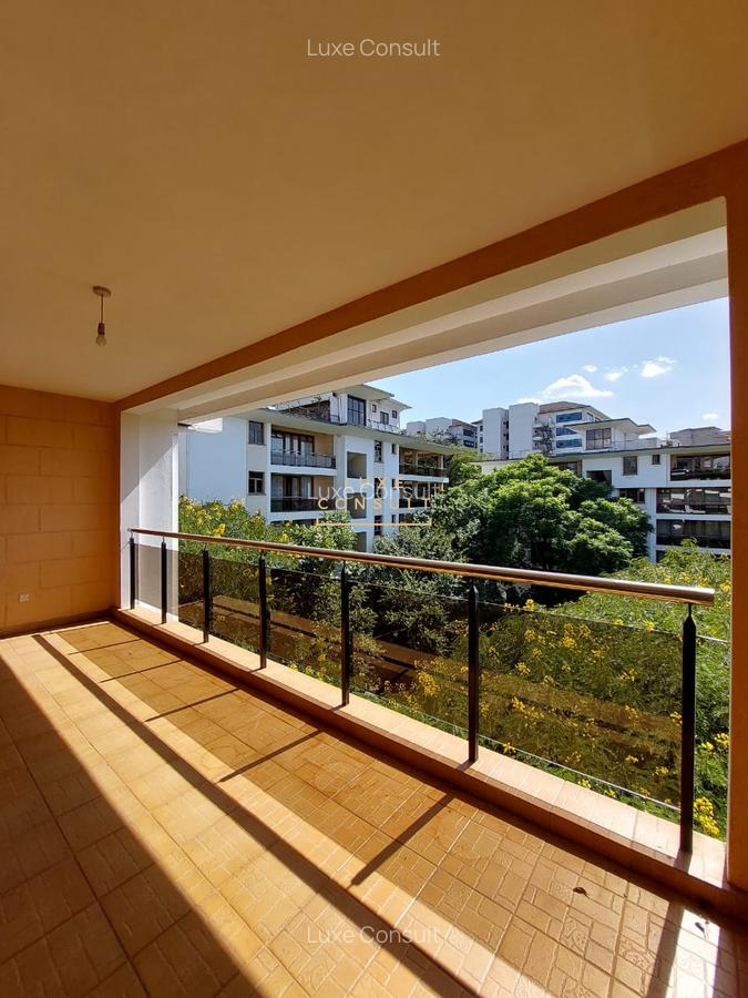 3 Bed Apartment with Swimming Pool in Riverside - 11