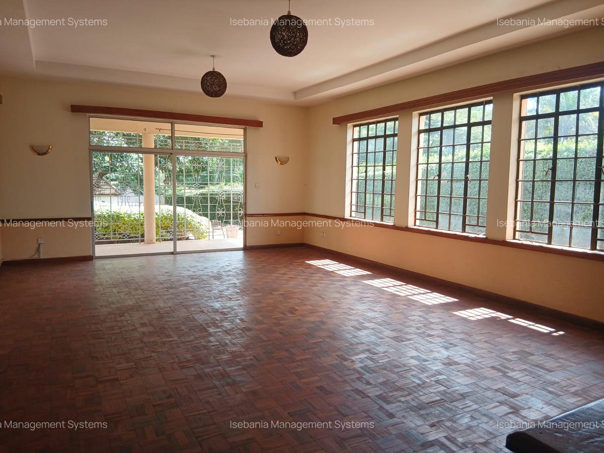 5 Bed House with En Suite at - 7