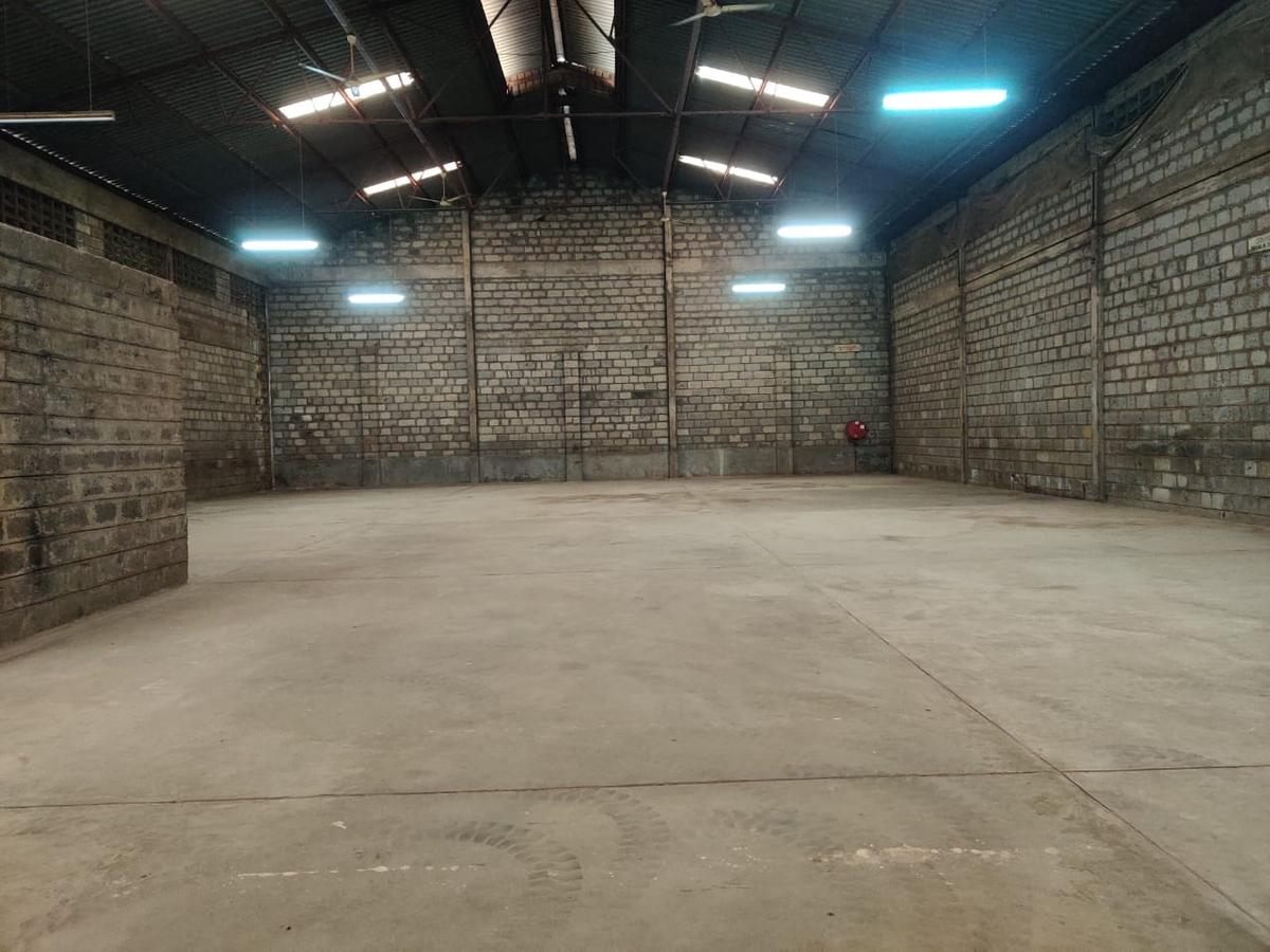 7,500 ft² Warehouse with Parking in Industrial Area - 5