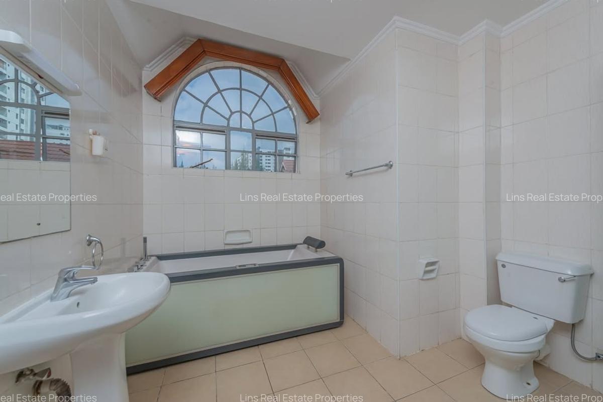 5 Bed Townhouse with En Suite in Lavington - 9
