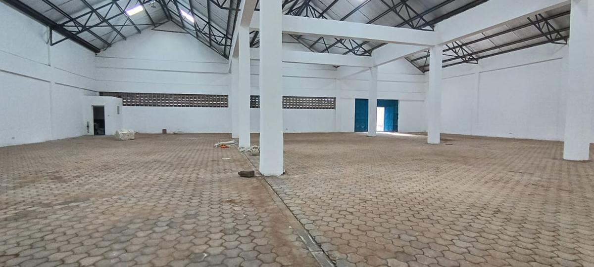 7,500 ft² Warehouse with Parking in Eastern ByPass - 3