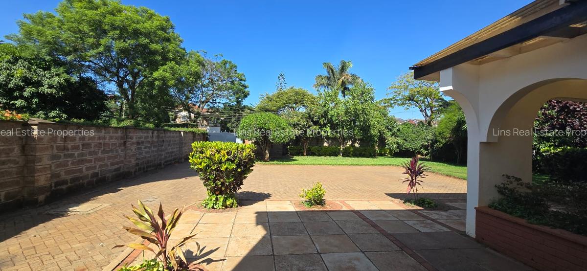 4 Bed House with En Suite in Mountain View - 17