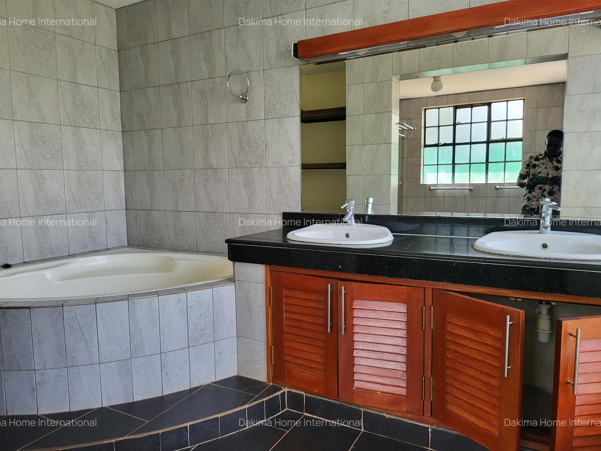 4 Bed House with En Suite in Runda - 15