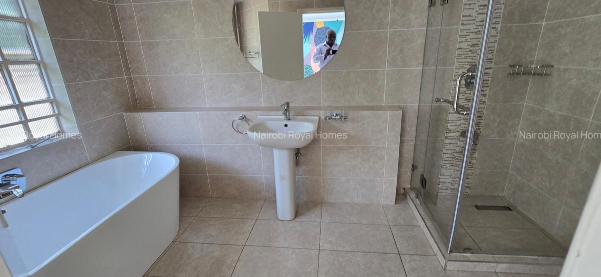 5 Bed House with En Suite at Jacaranda Avenue - 13