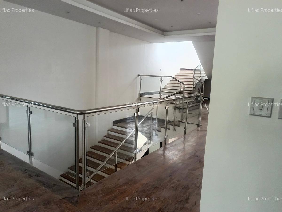 5 Bed House with En Suite in Runda - 17