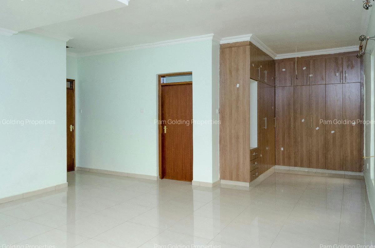 4 Bed House at Ridgeways Road - 7