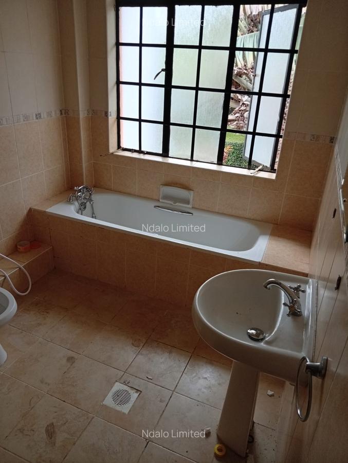 4 Bed Townhouse with En Suite at Lavington - 18