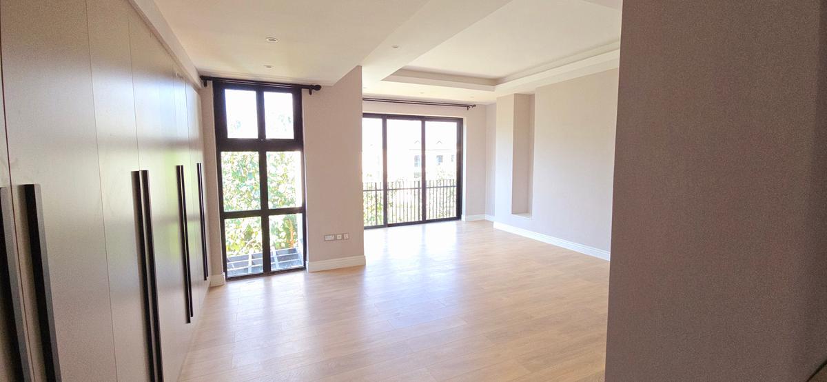 4 Bed House with En Suite at Palm Valley - 6