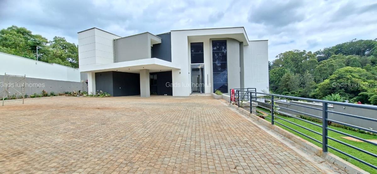 5 Bed Villa with En Suite at Nyari - 1
