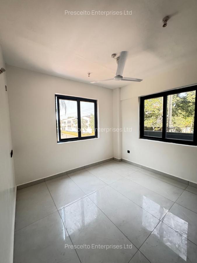 3 Bed Apartment with En Suite at Off Links Road - 12