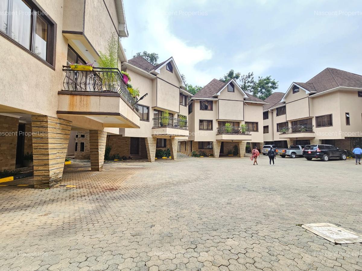 5 Bed Villa with En Suite in Lavington - 1