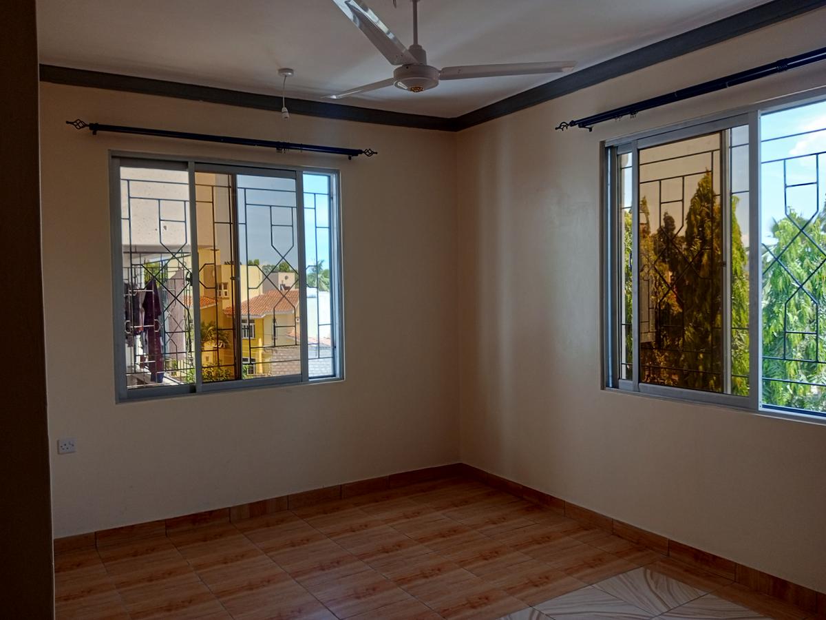 3 Bed Apartment with Parking at Beach Road - 12