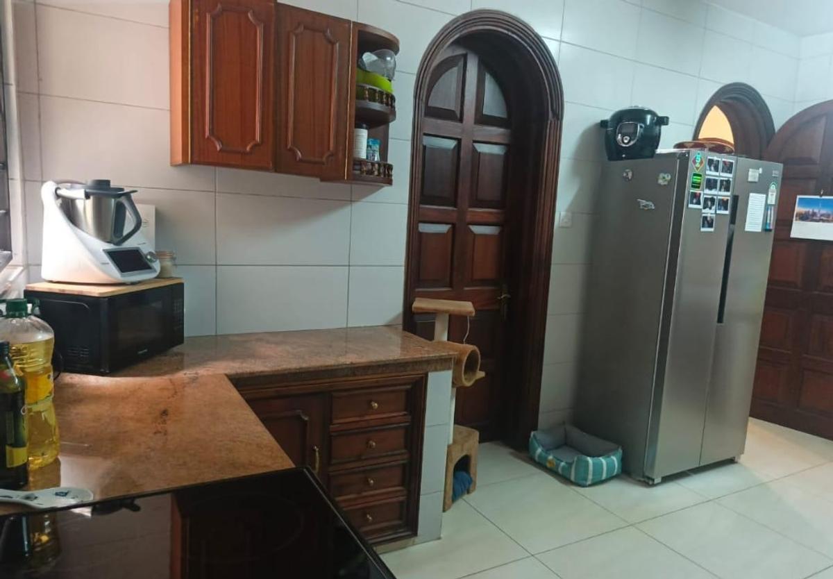 5 Bed Villa with En Suite in Spring Valley - 3