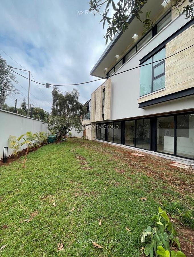 5 Bed Villa with En Suite in Brookside - 2