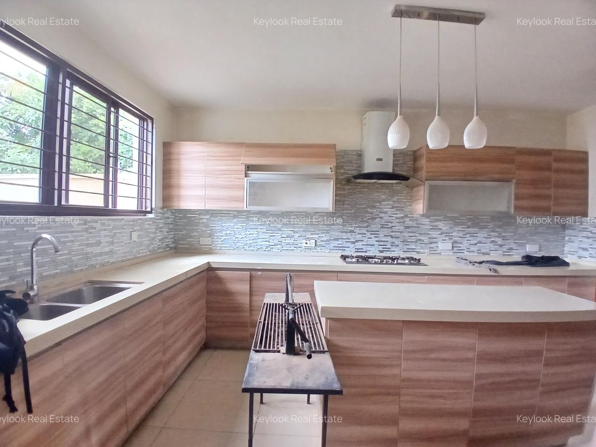 5 Bed Townhouse with En Suite at Lavington - 20