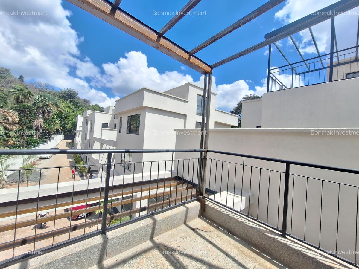 5 Bed Townhouse with En Suite at Lavington Green - 12