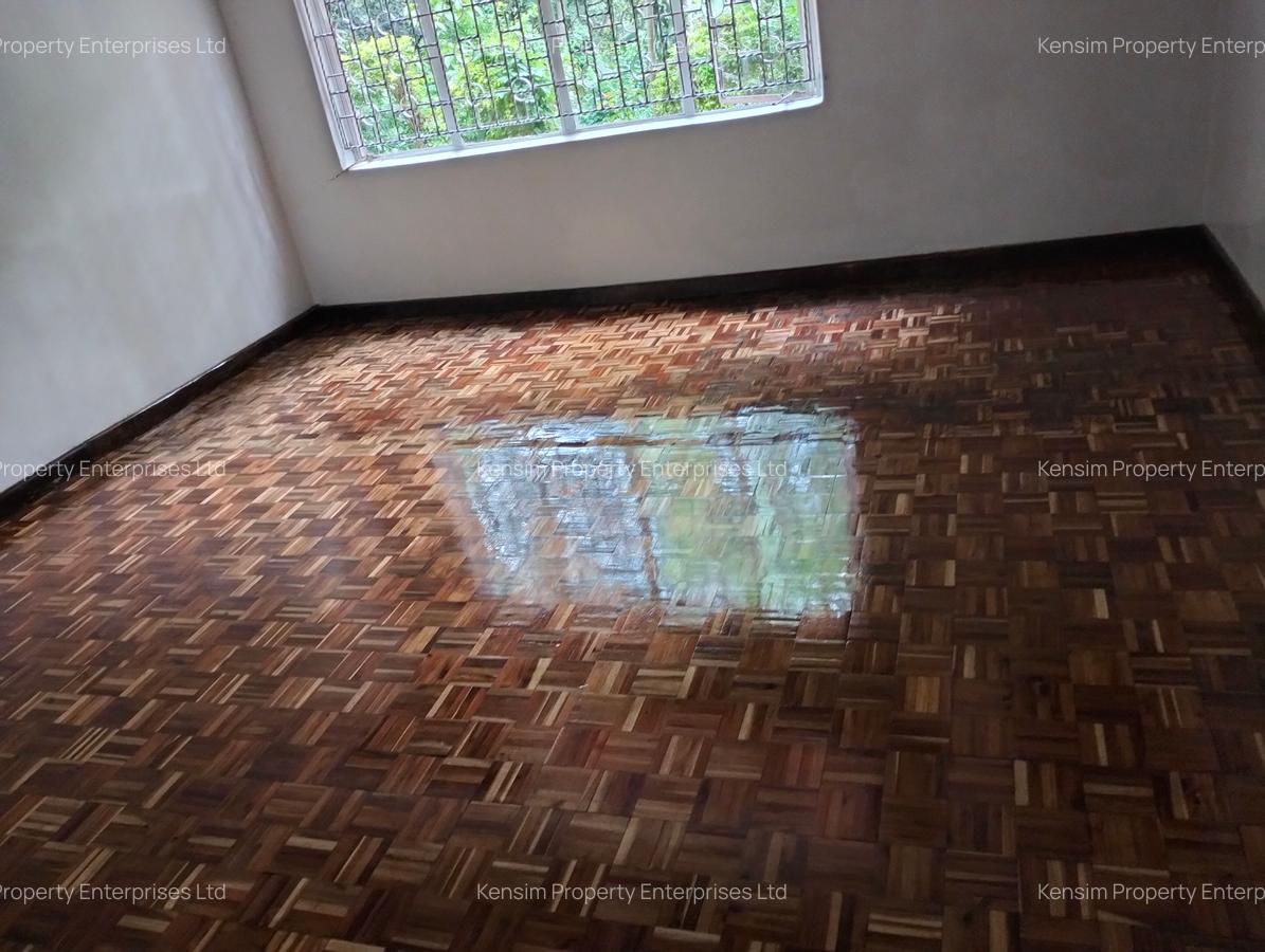5 Bed House with En Suite in Lavington - 18