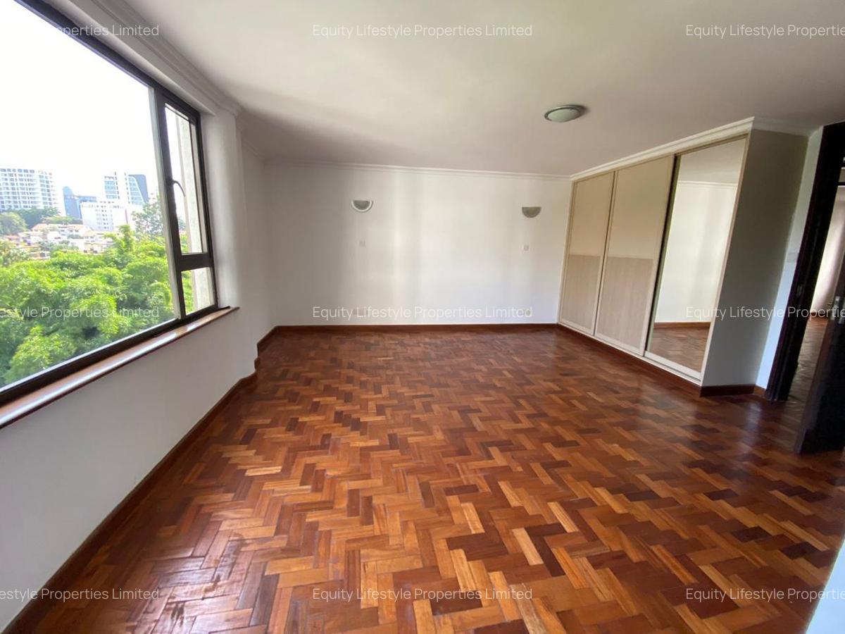 3 Bed Apartment with Swimming Pool in Riverside - 5