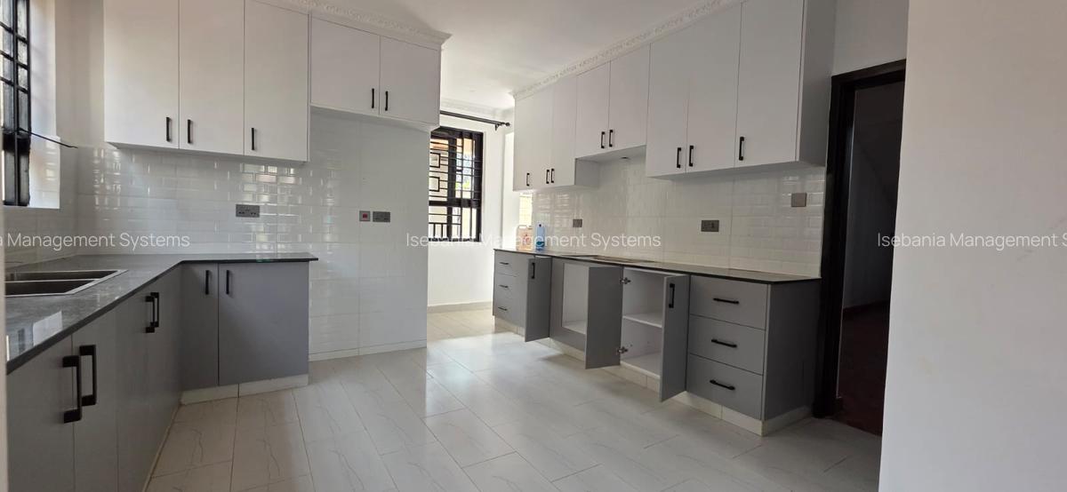 5 Bed House with En Suite at - 2