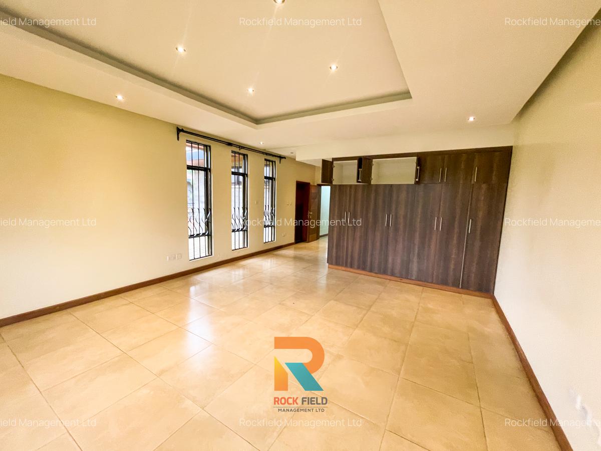 4 Bed Townhouse with En Suite at Runda Mumwe - 14