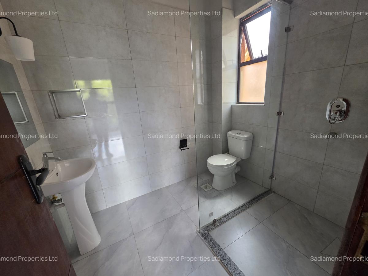 1 Bed Apartment with En Suite in Brookside - 5