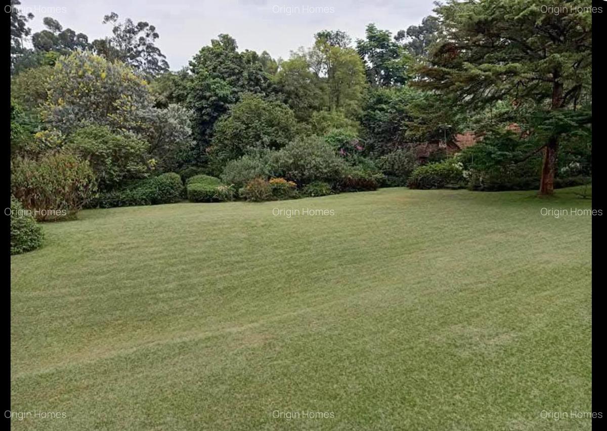 5 Bed House with En Suite in Ridgeways - 6