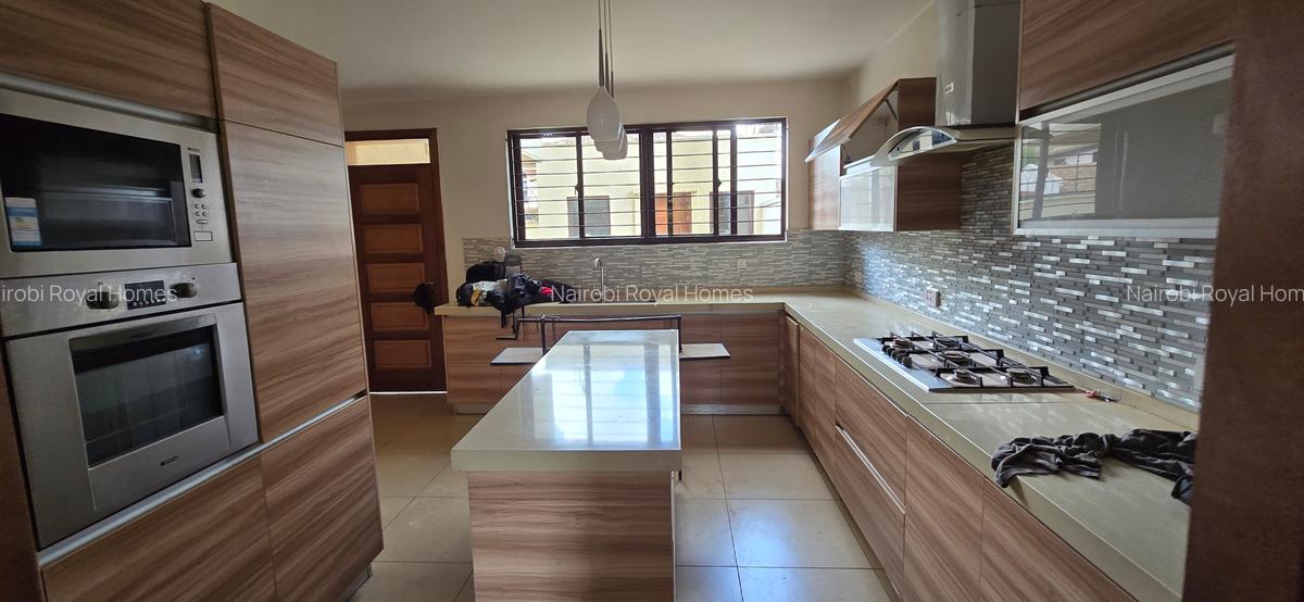 5 Bed Townhouse with En Suite at Lavington Green - 9