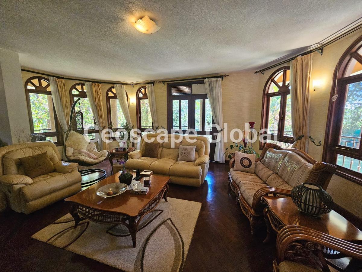 5 Bed House with En Suite in Runda - 14