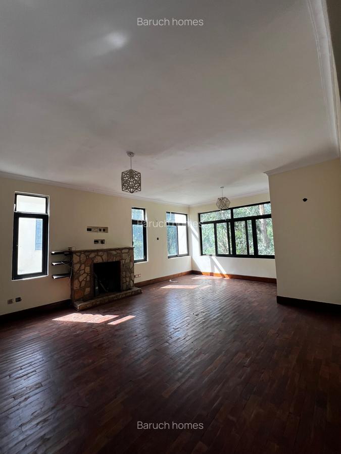 4 Bed Villa with En Suite in Redhill - 6