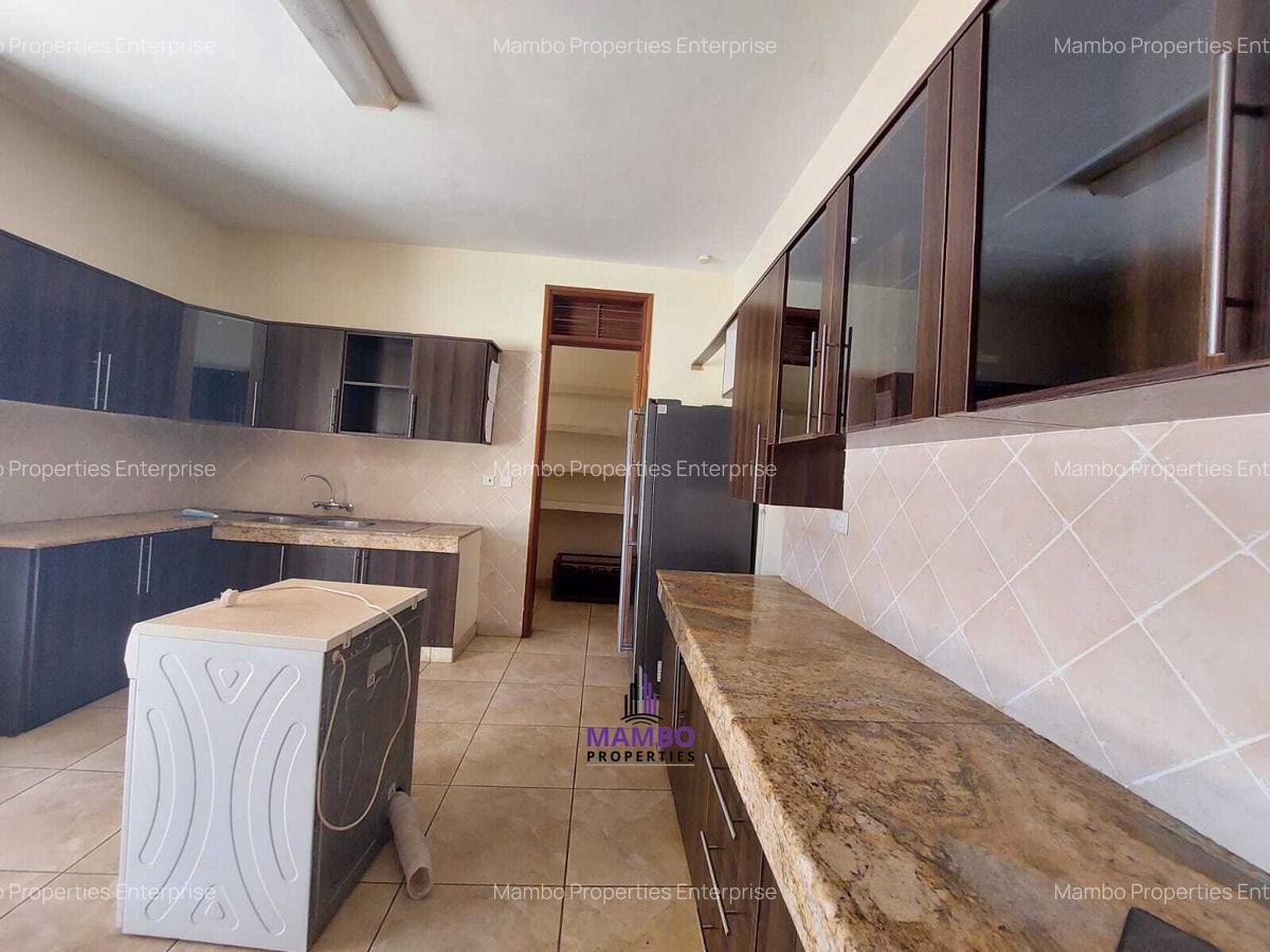 4 Bed House with En Suite at Eagle Park - 6