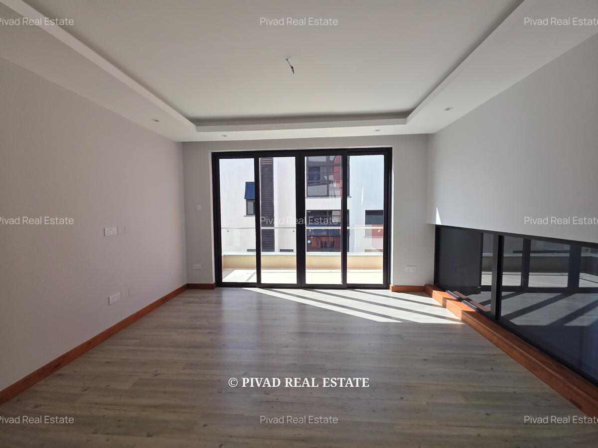 4 Bed Townhouse with Swimming Pool in Membley - 14