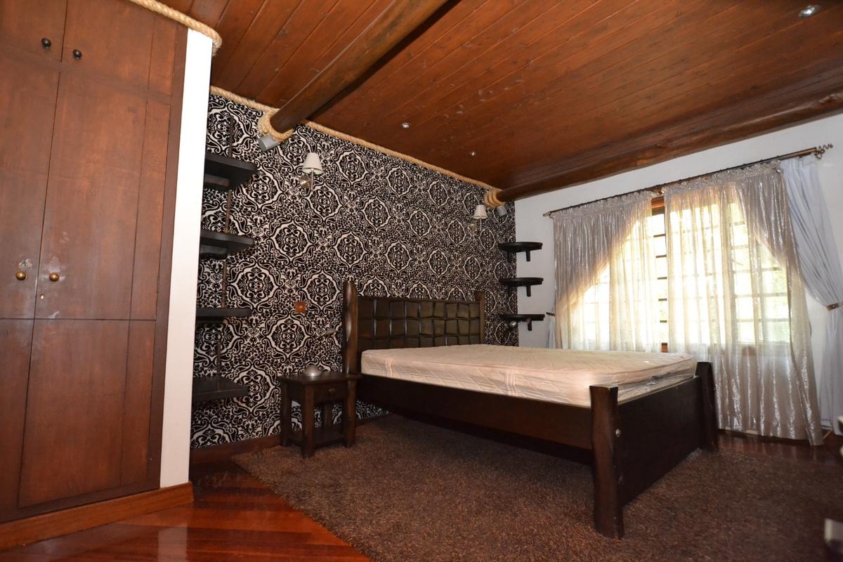 5 Bed House with En Suite in Runda - 12