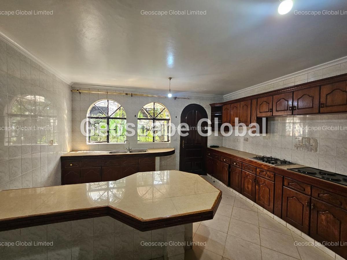 5 Bed Townhouse with En Suite in Riverside - 8