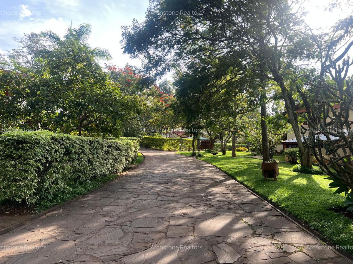 4 Bed Townhouse with Swimming Pool in Ridgeways - 16