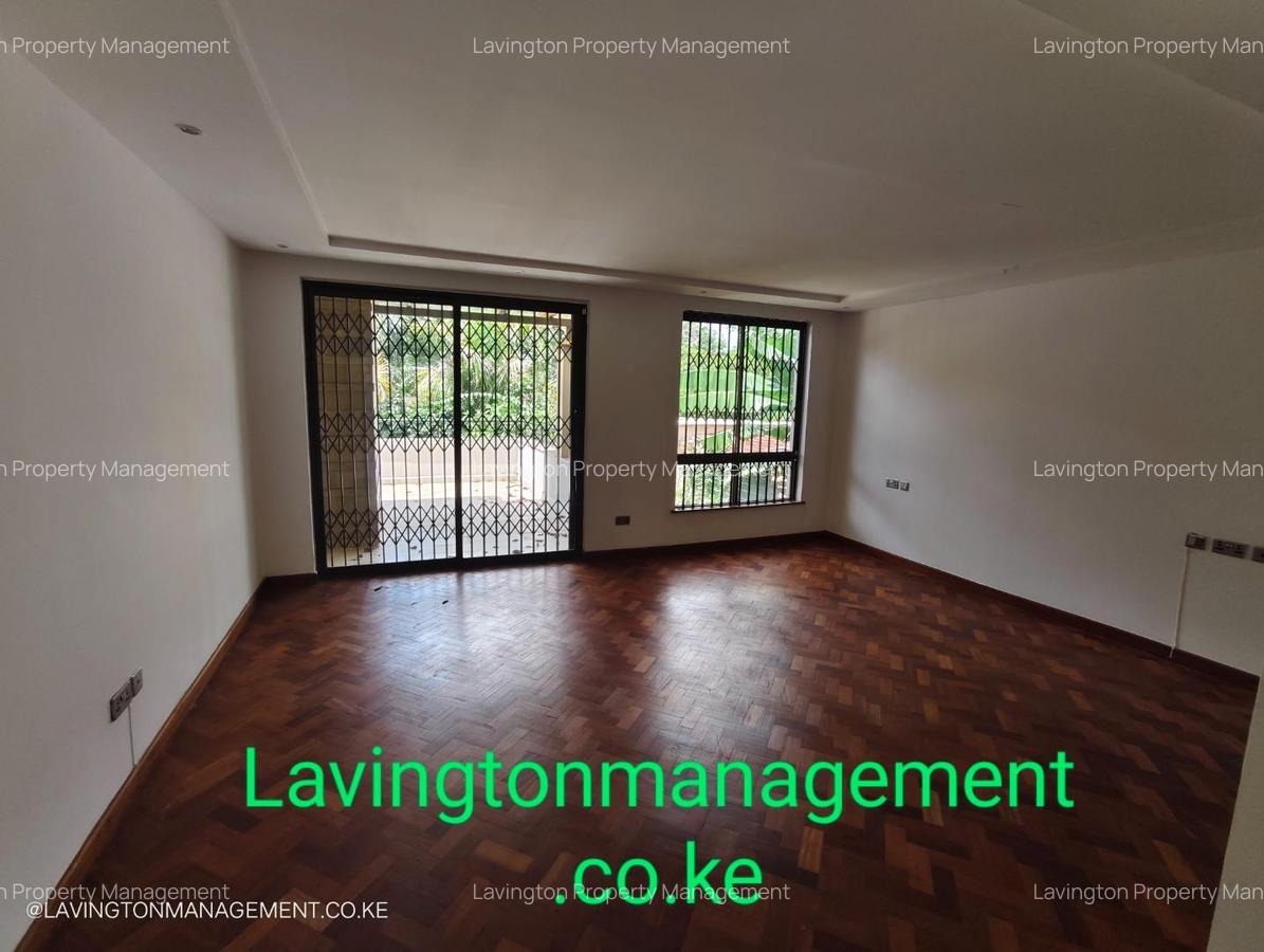 5 Bed Villa with En Suite at Lavington Green - 9