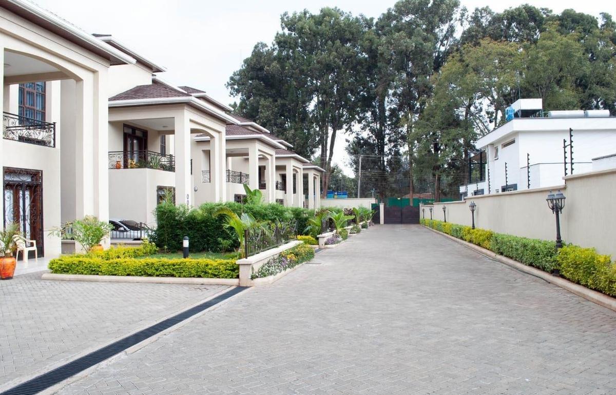 5 Bed House with En Suite in Lavington - 1