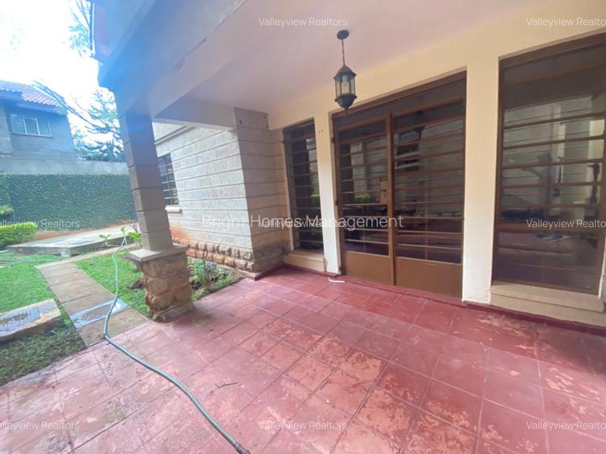 6 Bed Townhouse with En Suite at Lavington - 4
