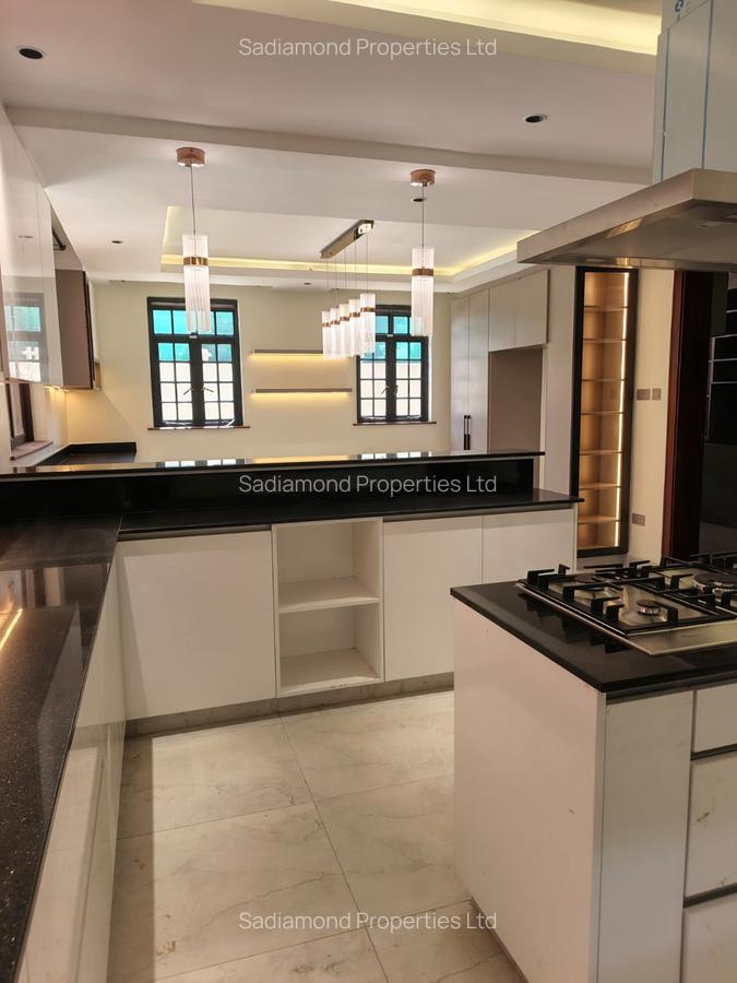 4 Bed Villa with En Suite in Karen Hardy - 1