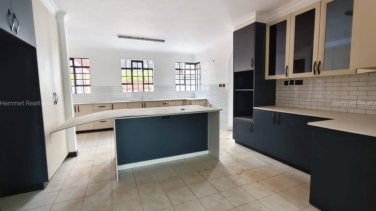 5 Bed House with En Suite in Ridgeways - 4