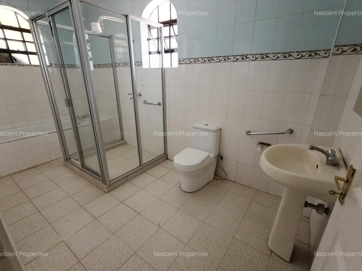 4 Bed House with En Suite in Ridgeways - 12