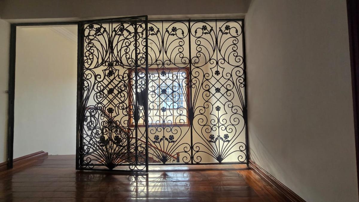 4 Bed House with En Suite in Lavington - 12
