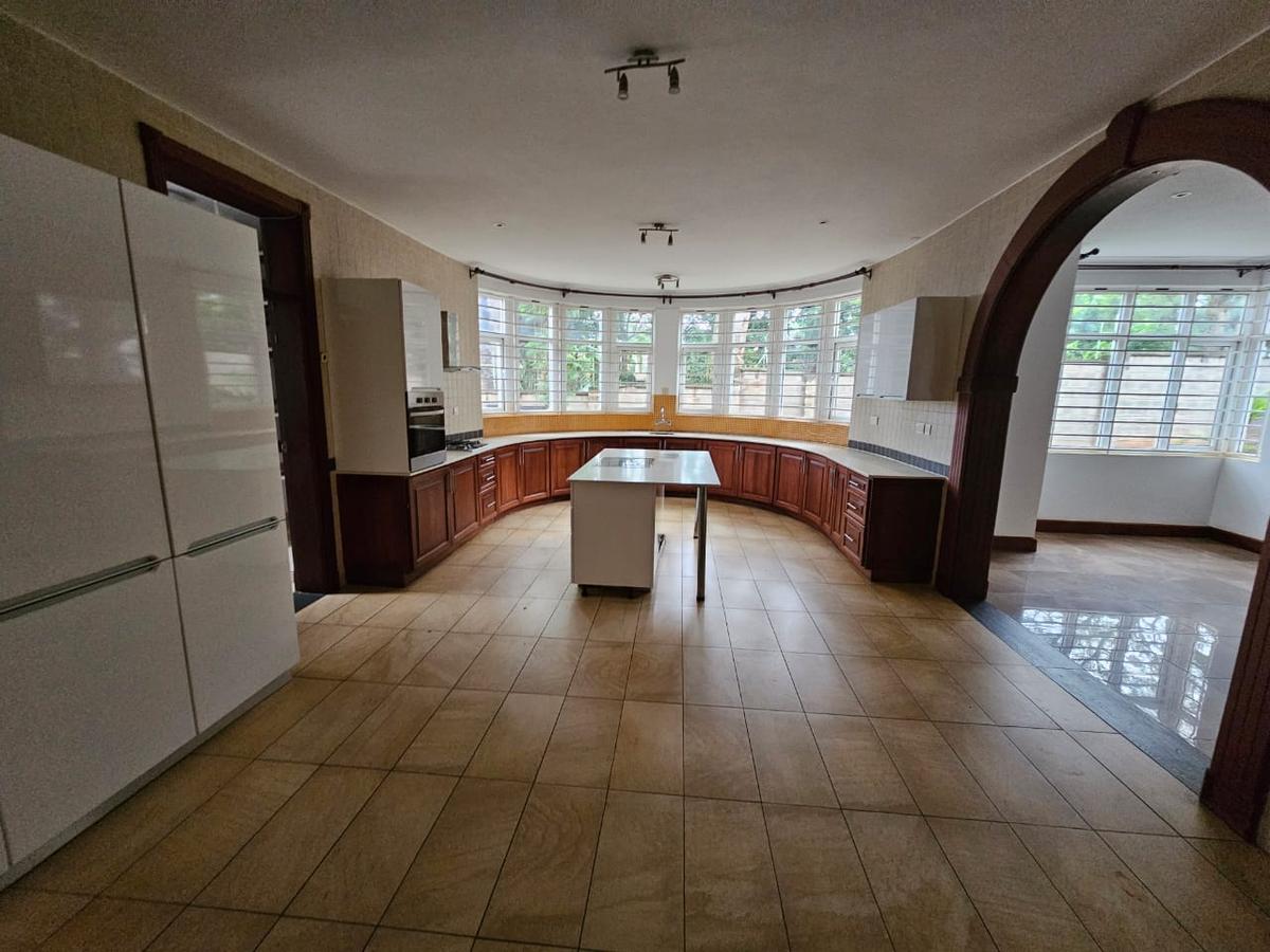 4 Bed House with En Suite in Rosslyn - 5