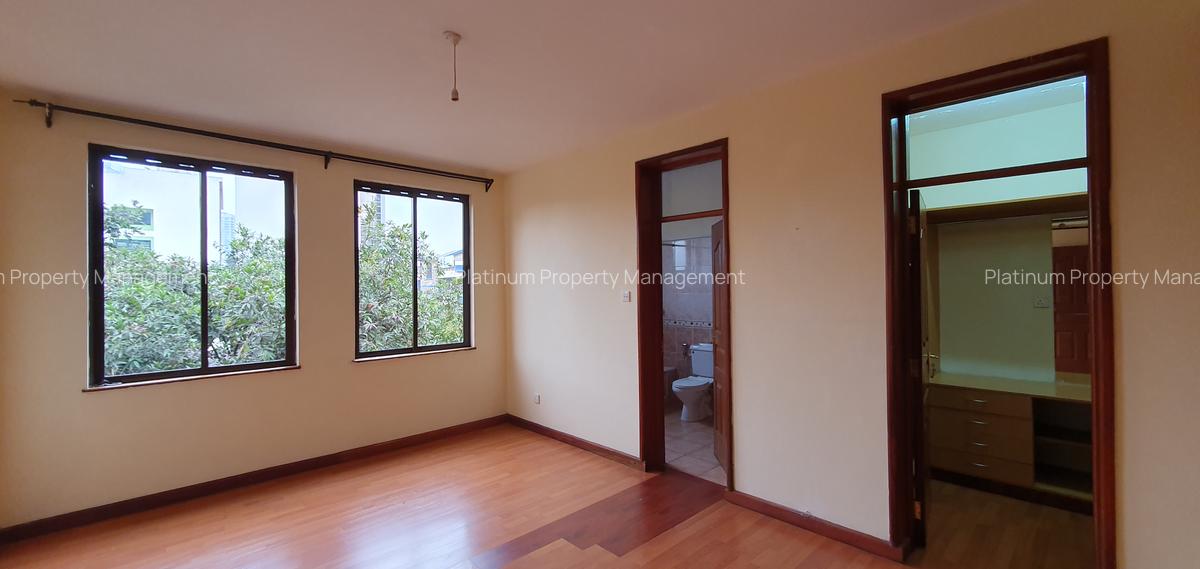 4 Bed Apartment with En Suite in Parklands - 11